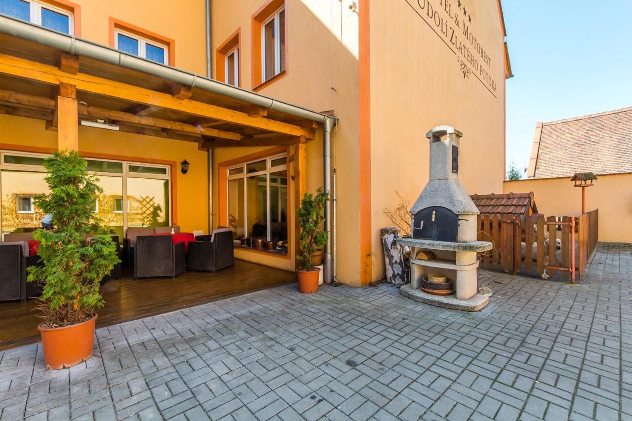 Hotel & Motorest V Udoli Zlateho Potoka Blsany Exteriör bild