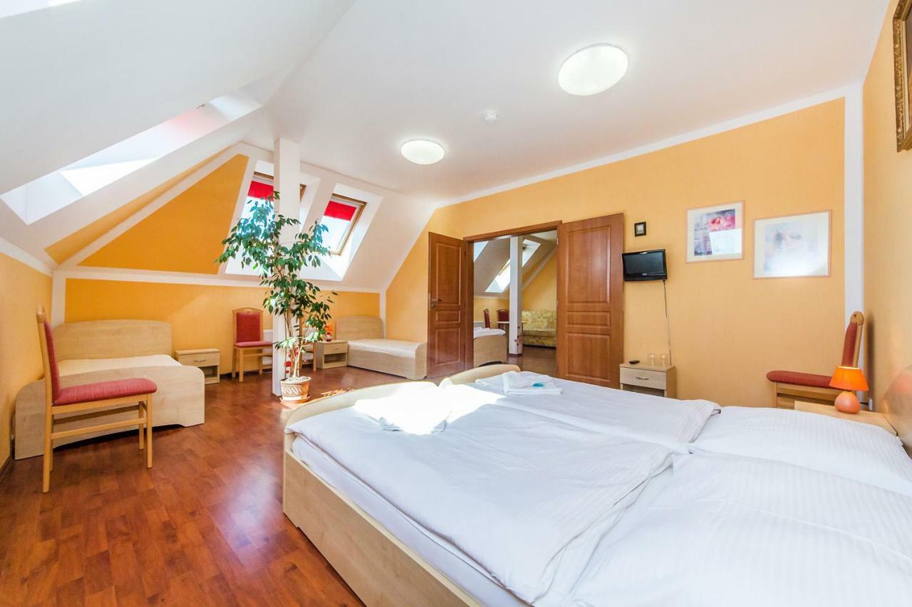 Hotel & Motorest V Udoli Zlateho Potoka Blsany Exteriör bild