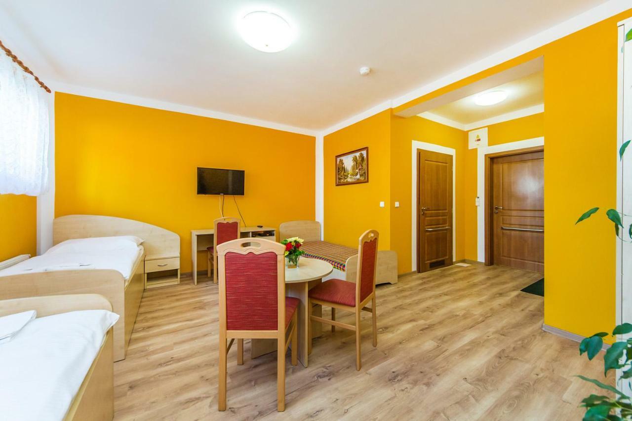 Hotel & Motorest V Udoli Zlateho Potoka Blsany Exteriör bild